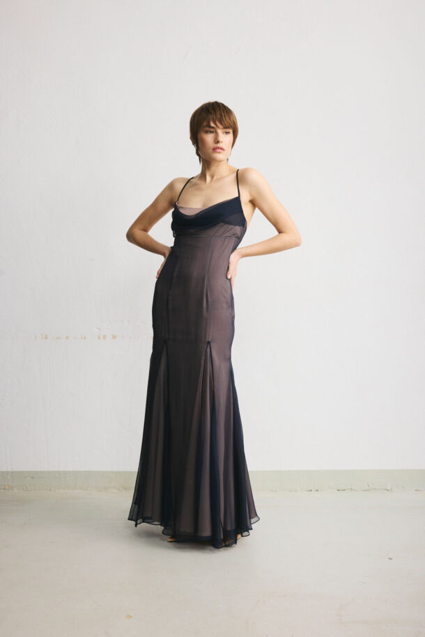 ALLY długa ciemno granatowa sukienka z rozcięciem na udzie oraz cienkimi regulowanymi ramiączkami